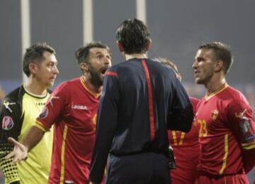 Montenegro-Rusia. El árbitro Deniz Aytekin supendió el partido tras los altercados posteriores al penalti a favor de los rusos.