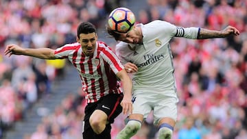 Sergio Ramos pugna con un bal&oacute;n a&eacute;reo con Aritz Aduriz. 