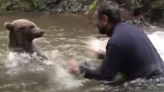 El explorador turco Cemal Gulas salpica a un oso salvaje en un r&iacute;o en la Rep&uacute;blia de &Aacute;ltai (Rusia). 