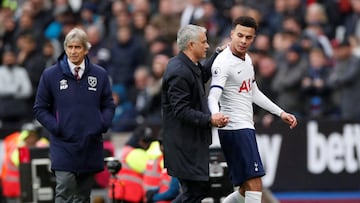 Mourinho habla con Delle Alli tras sustituirle durante el partido.