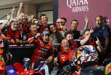 Marc Márquez celebra la victoria con su equipo. 