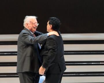 Actuaci¨®n de Maradona en el teatro San Carlo de N¨¢poles.