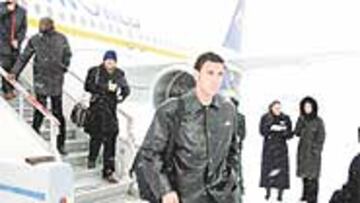 <b>PAISAJE BLANCO</B>. Los jugadores bermellones, Ramis entre ellos, alucinaron con el manto de nieve existente en el aeropuerto moscovita.