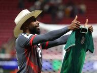 Después de perder 0-1 con Jamaica en el repechaje intercontinental de FIFA, los jugadores neocaledianos posaron con camisetas del ‘Tri’ y el ‘Rebaño Sagrado’, para regocijo de la afición en el Estadio Guadalajara.