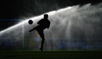 Jake Evans, jugador del Swindon Town, durante el calentamiento antes del partido amistoso contra el Swansea City en Swindon, Inglaterra.  