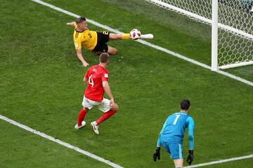 Toby Alderweireld salvó el gol de Eric Dier. El mediocentro inglés picó el balón ante la salida de Courtois pero su compañero en el Tottenham evitó el tanto que habría supuesto el 1-1 en el marcador.