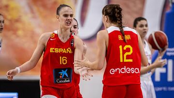 Carla Osma y Marta Alsina, jugadoras de la Selección, celebran una canasta en las semifinales del Europeo Sub-16 ante Croacia.