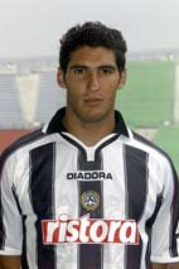 Jugador nacido en Buenos Aires pero con nacionalidad española. Jugó en equipos como el Nápoles (antes de su retirada), Udinese, Real Murcia, AFC Sunderland o el Albacete. 
