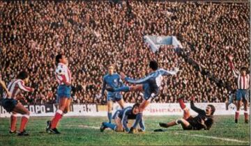 El 16 de marzo de 1977 el Atlético de Madrid tenía que remontar el 2-1 de la ida al Levski Sofia en los cuartos de final de la Recopa de Europa. Los rojiblancos ganaron 3-1 en el Calderón con Rubén Cano (2) y Leal de goleadores.