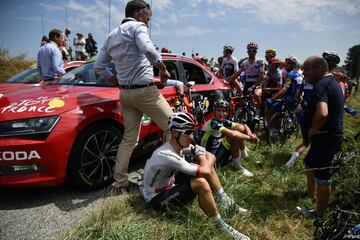 Protests and tear gas in the 16th stage of the Tour de France