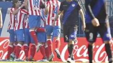 <b>SENTENCIA. </b>El Atlético se amontona para celebrar el gol de Falcao justo al lado de la pancarta que recuerda siempre la figura de Arteche.