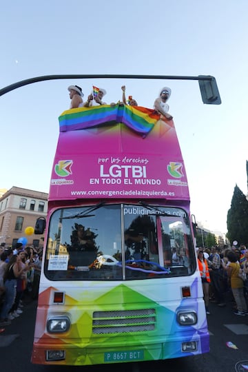 GRA245. MADRID, 01/07/2017.- Una de las 52 carrozas que participan en el desfile del World Pride 2017, durante su recorrido esta tarde por la calles de Madrid. EFE/J. P. Gandul