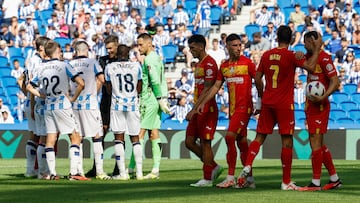 SAN SEBASTIÁN, 24/09/2023.- Los jugadores de la Real Sociedad y el Getafe SAD al final de la primera parte durante el partido liguero que enfrentó al Real Sociedad y el Getafe en el estadio Anoeta en San Sebastián, este domingo. EFE/ Javier Etxezarreta
