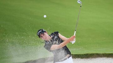Carlota Ciganda golpea una bola durante la primera jornada del HSBC Women's World Championship en el Sentosa Golf Club de Singapur.