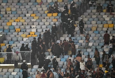 Policías brasileños se enfrentan con hinchas del Club Atlético Lanús durante el partido de vuelta de los cuartos de final de la Copa Sudamericana frente al Fluminense Football Club en el Estadio Maracaná de Río de Janeiro.