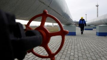 FILE PHOTO: A Gazprom worker walks next to pipelines at a gas measuring station at the Russian-Ukrainian border in Sudzha near Kursk, some 500 km (311 miles) south of Moscow, December 5, 2008. REUTERS/Denis Sinyakov//File Photo