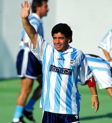 El ‘Diez’ de la Selección de Argentina terminó su carrera con ‘La Albiceleste’ de la manera más inesperada. En el Mundial de Estados Unidos 94, Maradona dio positivo por efedrina, por lo que la AFA optó por retirar a Diego de la competencia a petición de la FIFA. La imagen de ‘El Diego’ saliendo del partido contra Nigeria escoltado por una enfermera se convirtió en un símbolo de su debacle.
