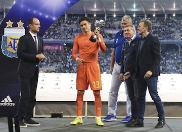 El portero del Standard de Lieja tuvo una buena actuación en el primer partido contra Argentina en tierra sudamericana, con la cual impidió que el marcador en contra fuera más abultado.