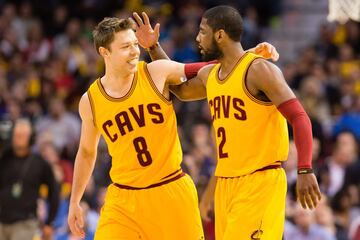 Irving abraza a Matthew Dellavedova, suplente habitual de Irving en la rotación de los Cavaliers en 2015.