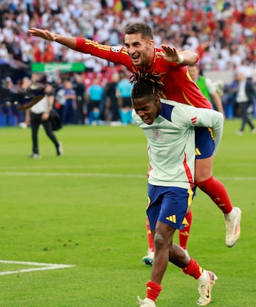 Celebración de Nico Williams  y Ferrán Torres tras la clasificación de España.