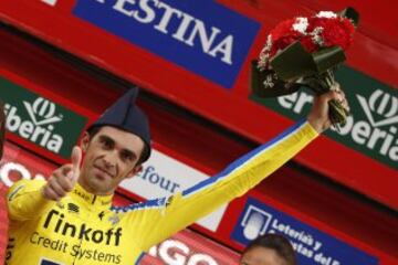 El ciclista español del equipo Tinkoff Saxo y líder de la clasificación general, Alberto Contador, en el podio tras proclamarse en la decimosexta etapa de la Vuelta a España 2014, con salida en San Martín del Rey Aurelio y llegada al Alto de La Farrapona-Lagos de Somiedo, con un recorrido de 160,5 kilómetros.