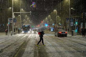 Durante todo el día ha caído una intensa nevada en Madrid que ha dejado estampas muy poco habituales en esta ciudad.