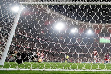 3-0. Roony Bardghji dentro del área, amaga hacia dentro para irse por fuera y tirar cruzado con la derecha. Unai Simón falla y deja pasar el balón por debajo de su cuerpo.