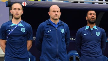 Lee Carsley, seleccionador interino de Inglaterra, durante el himno 'God Save the King' antes del partido ante Irlanda.