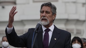 AME8679. LIMA (PER&Uacute;), 16/11/2020.- Francisco Sagasti, elegido nuevo presidente del Congreso peruano y futuro presidente del Per&uacute;, da un discurso a la prensa a la salida del Congreso, hoy en Lima (Per&uacute;). El electo presidente del Congreso de Per&uacute;, Francisco Sagasti, quien asumir&aacute; este martes la jefatura del Estado, afirm&oacute; que har&aacute; &quot;todo lo posible por devolverle la esperanza a la ciudadan&iacute;a&quot; de su pa&iacute;s, tras la grave crisis pol&iacute;tica y social desatada durante la &uacute;ltima semana. Luego de jurar como presidente del Legislativo, el parlamentario liberal, un ingeniero industrial de 76 a&ntilde;os, se&ntilde;al&oacute; que el Congreso y el Ejecutivo peruano deben &quot;demostrarle&quot; a sus compatriotas &quot;que pueden confiar&quot; en ellos y que son &quot;responsables&quot;. EFE/Paolo Aguilar