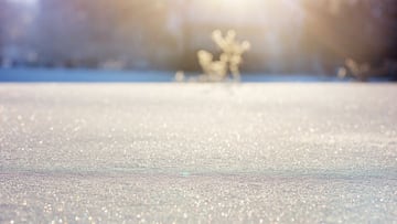 ¿Por qué la sal hace derretirse la nieve en las carreteras?