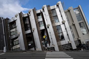 Un par de personas salen por una ventana de un edificio derrumbado tras un terremoto el 5 de enero en Wajima, Japón. Una serie de grandes terremotos acabaron con la vida de al menos 92 personas, hirió a decenas más y destruyó una gran cantidad de viviendas. Los terremotos, el mayor de ellos de magnitud 7,1, afectaron zonas de los alrededores de Ishikawa, Toyama y Niigata en el centro de Japón. 