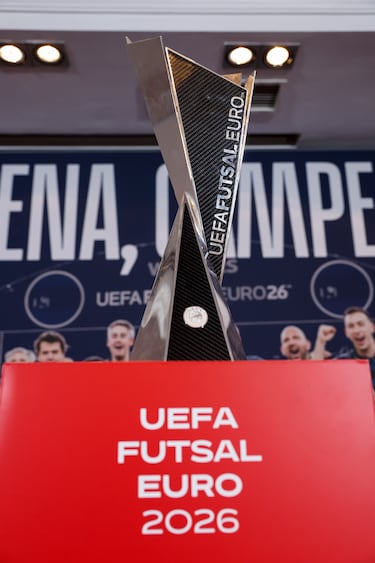 Imagen en detalle del trofeo actual de la Eurocopa de Fútbol Sala.