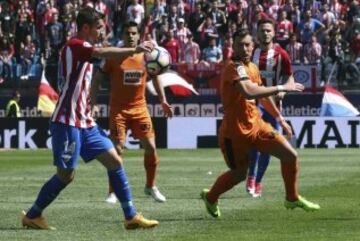 Gabi disputa el balón con Sergi Enrich.