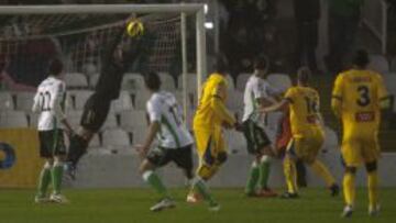 Racing y Alcorcón durante el partido de Liga jugado en el Sardinero la temporada 2012-13