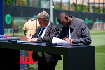 Este jueves ha tenido lugar la firma del nuevo contrato de Ousmane Dembélé en la Ciudad Deportiva Joan Gamper junto con el Presidente del FC Barcelona, Joan Laporta.