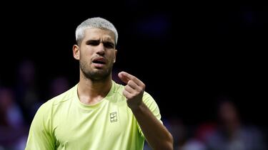 Carlos Alcaraz se lamenta tras uno de sus 54 errores no forzados en su partido frente a Cameron Norrie en el Masters 1000 de París.