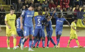 2-1. Lacen celebra con sus compañeros el primer tanto.