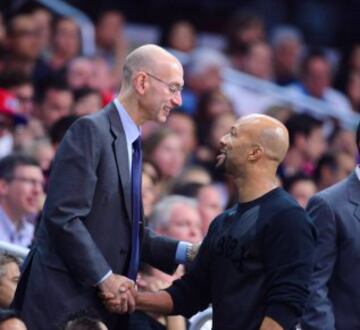 Adam Silver, Comisionado de la NBA saluda al rapero y actor Common en el Staples Center.