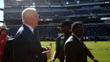 El propietario de Dallas Cowboys, Jerry Jones, mostró su tristeza ante la lesión de Tony Romo.