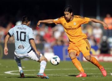 Nolito intenta parar a Sami Khedira.