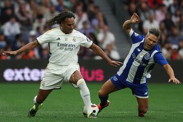 El mediocentro franc谷s Christian Karembeu pelea por el bal車n contra el brasile?o Diego Ribas.