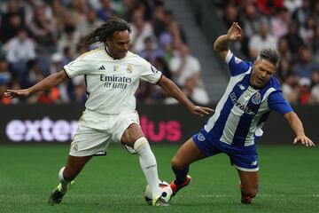 El mediocentro francés Christian Karembeu pelea por el balón contra el brasileño Diego Ribas.