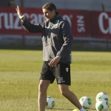 Tras días de entrenamientos con el Betis y dos partidos oficiales ya, Garrido se estrena con los verdiblancos en la competición sin duda más importante y con la misión de la permanencia.