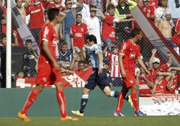 Como ocurre en Belgrado, apenas unos centenares de metros separan los estadios de Independiente y de Racing de Avellaneda, en Buenos Aires. Considerados dentro de los cinco grandes equipos del fútbol argentino, Racing fue el primer equipo argentino que conquistó la Copa Intercontinental (1967), pero Independiente fue el primero en alzar la Copa Libertadores (1964), antes de lograr un registro espectacular al conquistar cuatro Libertadores consecutivas en la década de los 70. Por su parte, Racing había sido la fuerza dominadora en la primera época profesional argentina (comienzos de la década de los años 30). La cercanía de los dos estadios hace que el clima cuando hay un clásico sea muy volátil, tanto en los aficionados como entre los jugadores: en noviembre de 1961 se produjo una monumental bronca entre los jugadores de ambos equipos, siendo expulsados cuatro jugadores por cada equipo. ¿El motivo? Un gol de Independiente que igualaba el partido. Mientras los locales, Racing, en esta ocasión, protestaban al colegiado al considerar que D’Ascenzo, autor del tanto, estaba en fuera de juego, éste cogió el balón y se puso a remachar el esférico en contra de las redes rivales. Llegó un jugador rival, Juan Mesías, y le pegó un puñetazo, montándose la mundial. Peor fue en 2002, cuando 25 aficionados de ambos equipos tuvieron que ser hospitalizados tras una monumental bronca: otro hincha, de Independiente, falleció tras disparado en la cabeza.