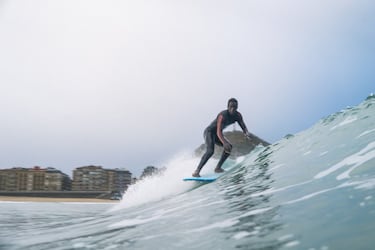 Nació el 22 de noviembre del 1981 en Dakar (Senegal).