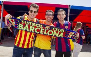 La afición del Barça disfruta de las instalaciones de la fan zone en el antiguo Matadero de Madrid.