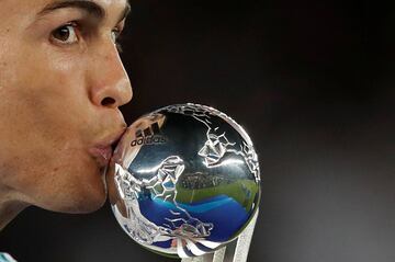 Cristiano Ronaldo besa el Bal¨®n de Plata al segundo mejor jugador.