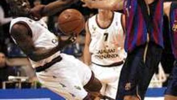 UN MURO EN LA ZONA. Brewer sale despedido ante Dueñas.
Ni el base ni el Caja San Fernando pudieron superar la oposición azulgrana.