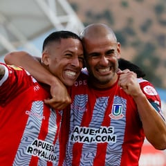 Tiene 41 años y es el líder del sorpresivo puntero del fútbol chileno