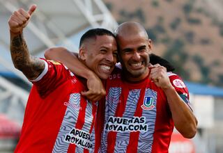 Tiene 41 años y es el líder del sorpresivo puntero del fútbol chileno